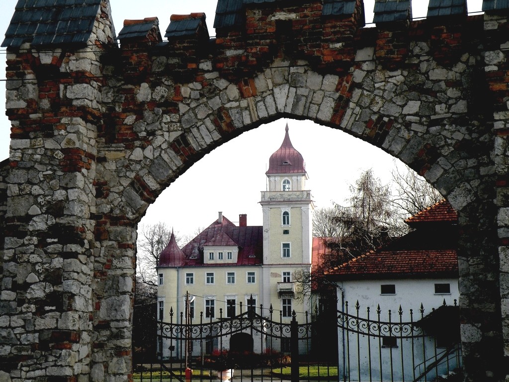 Zdjęcia: Dąbrówka Górna, opolskie, Widok na pałac, przez bramę., POLSKA Zdjęcia: Dąbrówka Górna, opolskie, Widok na pałac, przez bramę., POLSKA