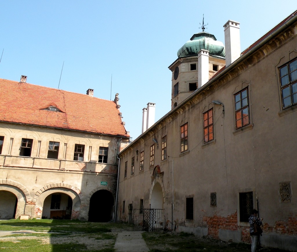 Zdjęcia: Głogówek, opolskie, Fragment dziedzińca zamkowego, POLSKA Zdjęcia: Głogówek, opolskie, Fragment dziedzińca zamkowego, POLSKA