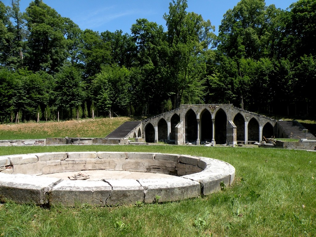 Zdjęcia: Kamieniec Ząbkowicki, dolnośląskie, Grota i fragment nieczynnej fontanny, POLSKA Zdjęcia: Kamieniec Ząbkowicki, dolnośląskie, Grota i fragment nieczynnej fontanny, POLSKA