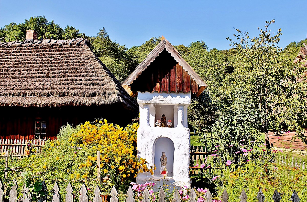 Zdjęcia: Sanok, województwo podkarpackie, Skansen -kapliczka, POLSKA Zdjęcia: Sanok, województwo podkarpackie, Skansen -kapliczka, POLSKA