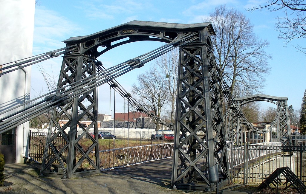 Zdjęcia: Ozimek, opolskie, Żelazny łańcuchowy most wiszący nad Małą Panwią, POLSKA Zdjęcia: Ozimek, opolskie, Żelazny łańcuchowy most wiszący nad Małą Panwią, POLSKA