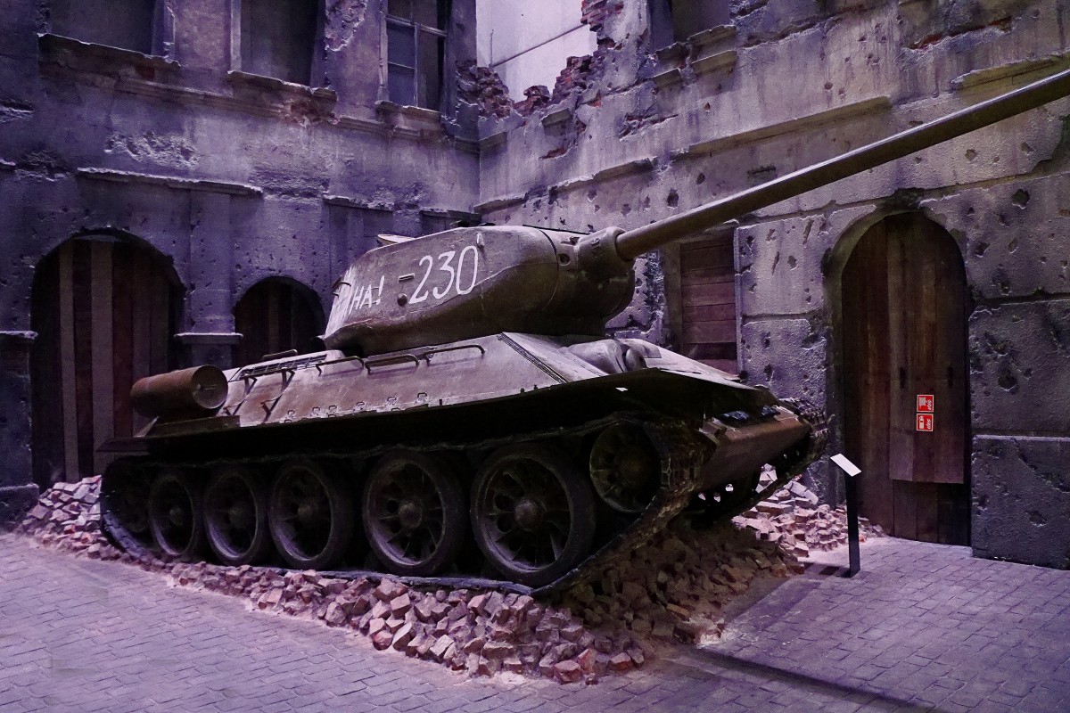 Zdjęcia: Muzeum II Wojny Światowej , Gdańsk, Fragment ekspozycji - Czołg średni T-34, POLSKA Zdjęcia: Muzeum II Wojny Światowej , Gdańsk, Fragment ekspozycji - Czołg średni T-34, POLSKA