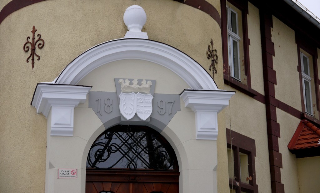Zdjęcia: Rogi, opolskie, Herby nad wejściem do wieżyczki , POLSKA Zdjęcia: Rogi, opolskie, Herby nad wejściem do wieżyczki , POLSKA