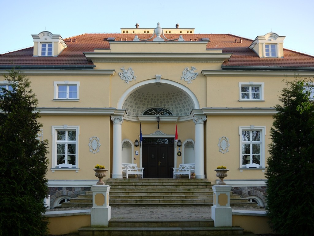 Zdjęcia: Bugaj, wielkopolskie, Wejście główne do pałacu, POLSKA Zdjęcia: Bugaj, wielkopolskie, Wejście główne do pałacu, POLSKA