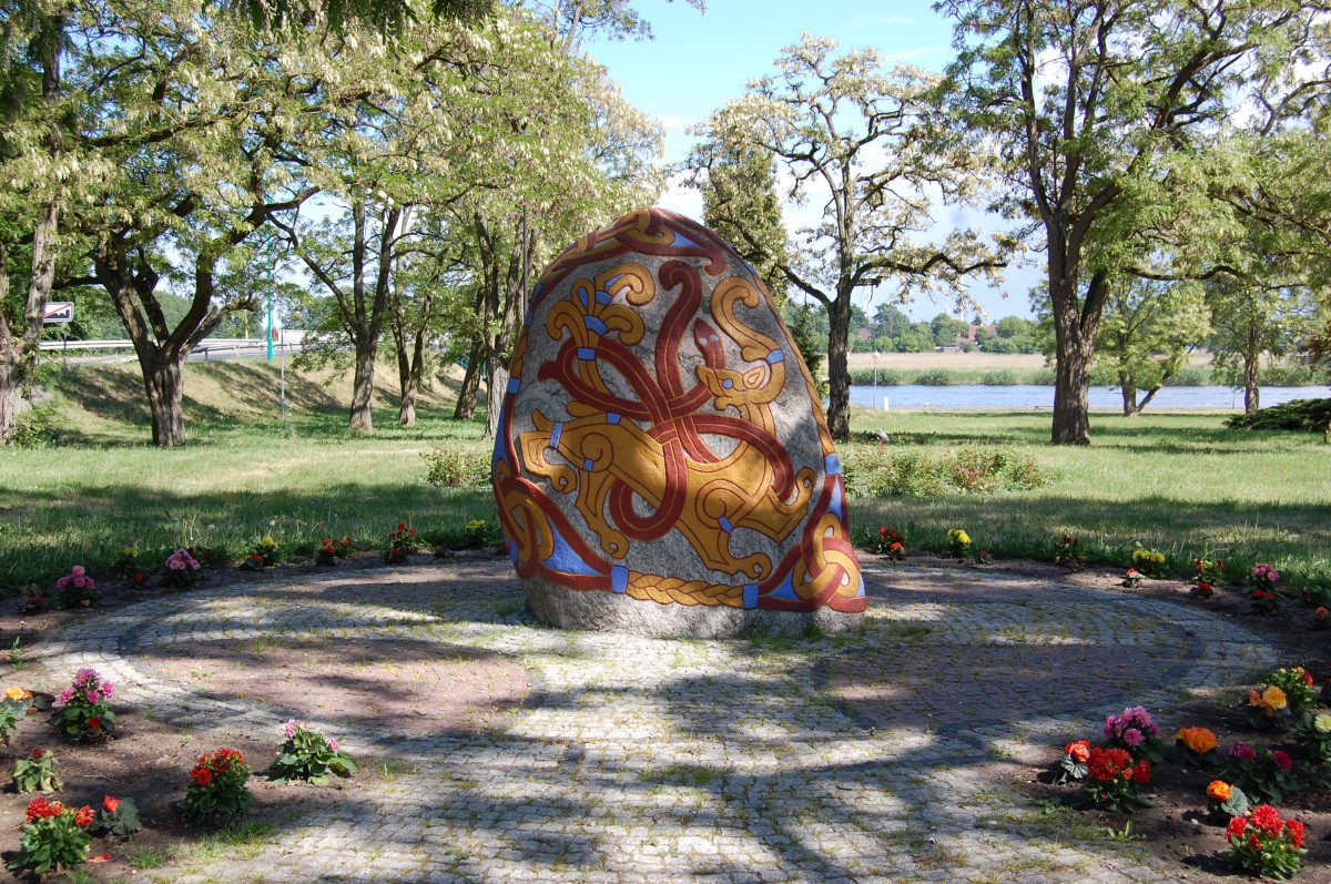 Zdjęcia: Wolin, zachodniopomorskie, Kopia kamienia runicznego z Jelling. Wolin, POLSKA Zdjęcia: Wolin, zachodniopomorskie, Kopia kamienia runicznego z Jelling. Wolin, POLSKA