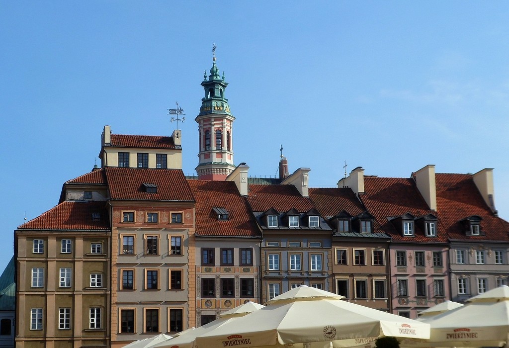 Zdjęcia: Warszawa, mazowsze, Kamieniczki w rynku, nad parasolami, POLSKA Zdjęcia: Warszawa, mazowsze, Kamieniczki w rynku, nad parasolami, POLSKA