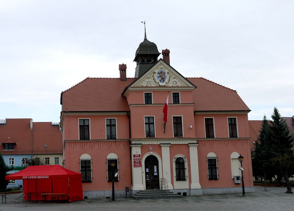 Zdjęcia: Lewin Brzeski, opolskie, Ratusz w rynku, POLSKA Zdjęcia: Lewin Brzeski, opolskie, Ratusz w rynku, POLSKA