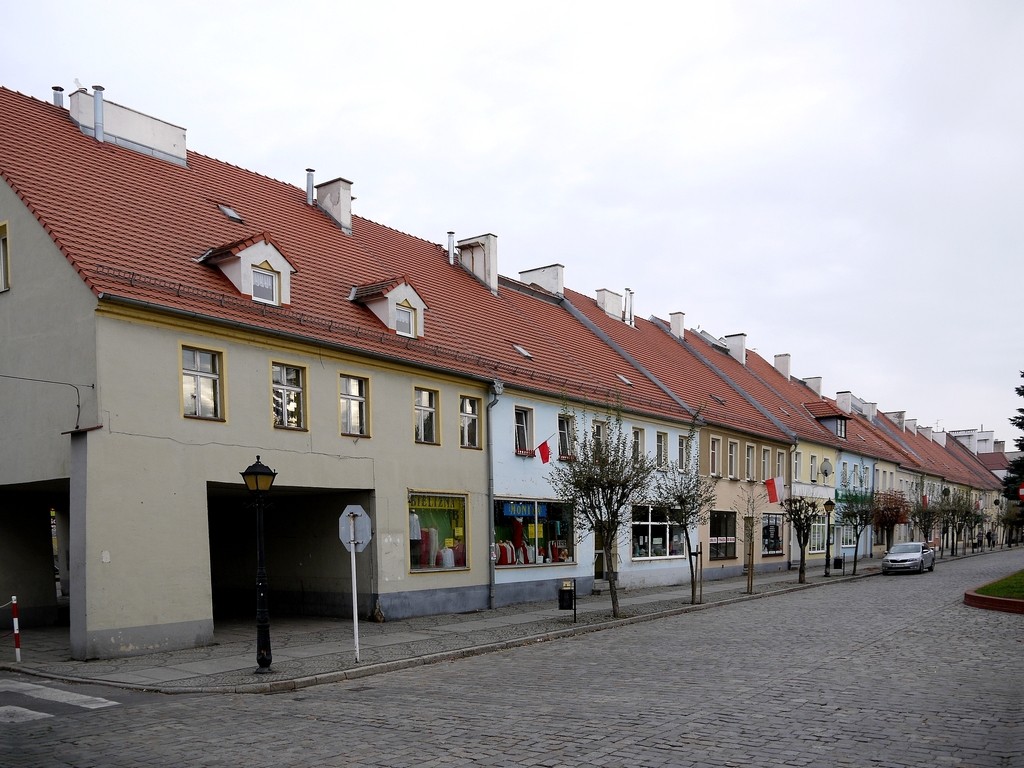 Zdjęcia: Lewin Brzeski, opolskie, Wschodnia pierzeja rynku, POLSKA Zdjęcia: Lewin Brzeski, opolskie, Wschodnia pierzeja rynku, POLSKA