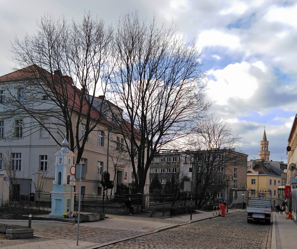 Zdjęcia: Opole, opolskie, Uliczka z ratuszem w tle, POLSKA Zdjęcia: Opole, opolskie, Uliczka z ratuszem w tle, POLSKA