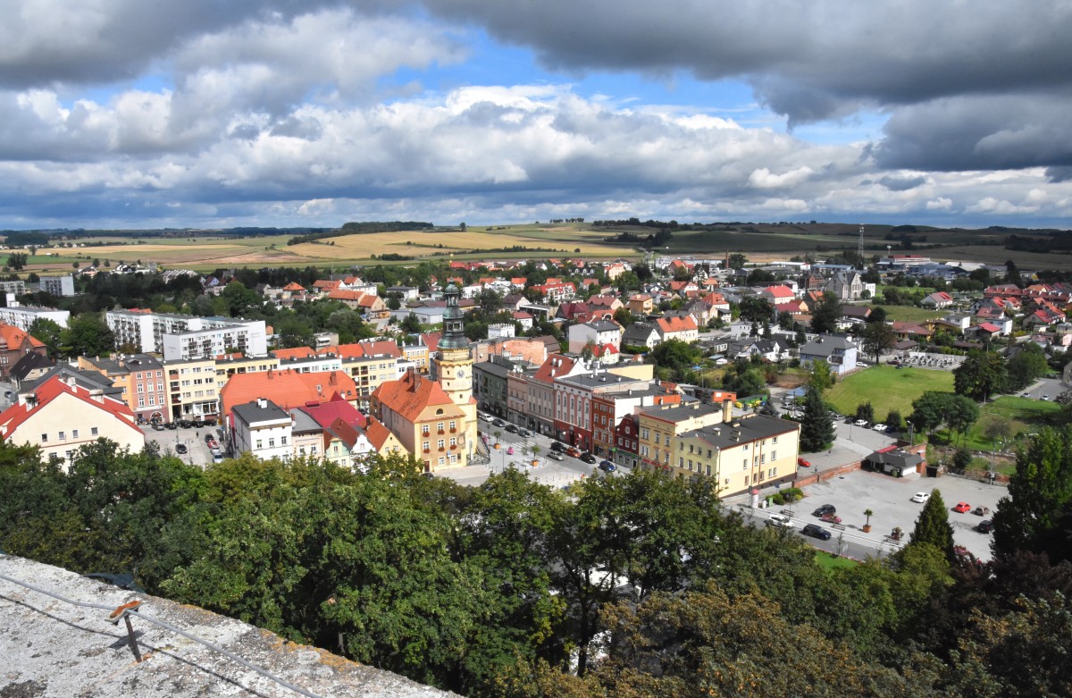 Zdjęcia: Otmuchów, województwo opolskie, Widok z wieży zamkowej na rynek miasteczka, POLSKA Zdjęcia: Otmuchów, województwo opolskie, Widok z wieży zamkowej na rynek miasteczka, POLSKA