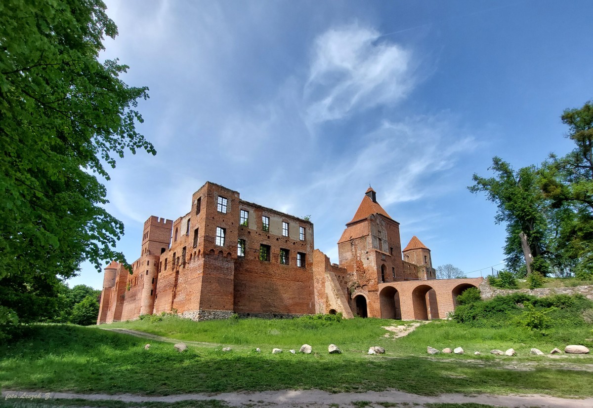 Zdjęcia: Szymbark koło Iławy., Iława., Ruiny zamku od południowego - wschodu.., POLSKA Zdjęcia: Szymbark koło Iławy., Iława., Ruiny zamku od południowego - wschodu.., POLSKA