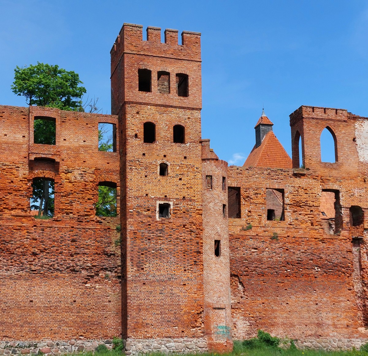 Zdjęcia: Szymbark koło Iławy., Iława., Wieże zamku w Szymbarku 2., POLSKA Zdjęcia: Szymbark koło Iławy., Iława., Wieże zamku w Szymbarku 2., POLSKA