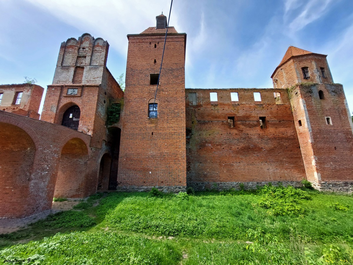Zdjęcia: Szymbark koło Iławy., Iława., Wieże zamku w Szymbarku 4., POLSKA Zdjęcia: Szymbark koło Iławy., Iława., Wieże zamku w Szymbarku 4., POLSKA