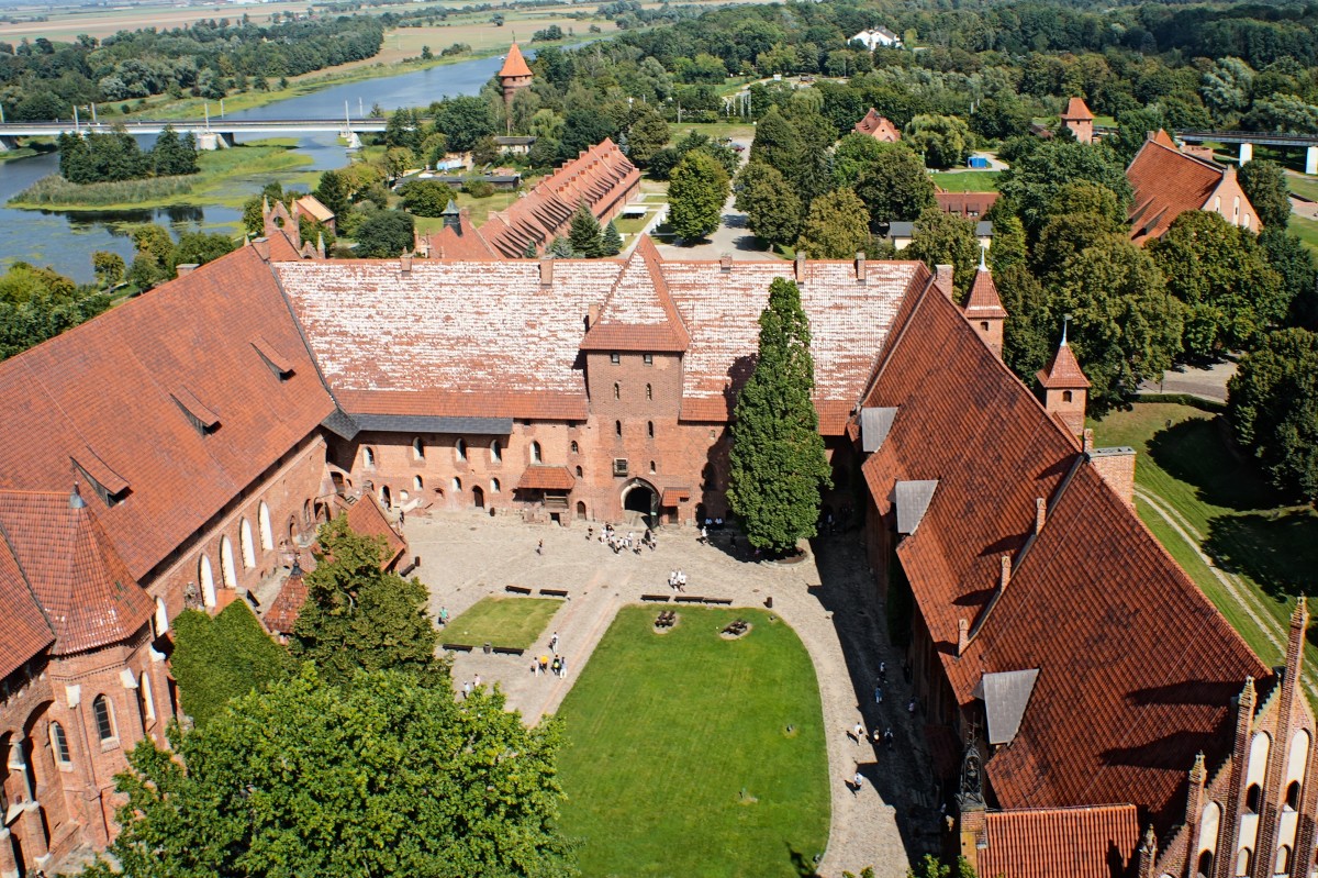 Zdjęcia: Malbork, Pomorze, Widok z wieży zamkowej na dziedziniec, POLSKA Zdjęcia: Malbork, Pomorze, Widok z wieży zamkowej na dziedziniec, POLSKA