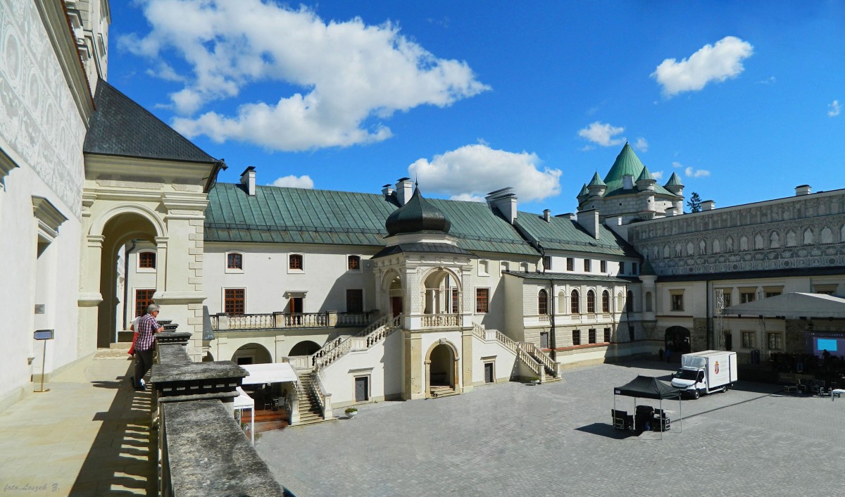 Zdjęcia: Krasiczyn., woj.podkarpackie., Dziedziniec zamku w Krasiczynie., POLSKA Zdjęcia: Krasiczyn., woj.podkarpackie., Dziedziniec zamku w Krasiczynie., POLSKA