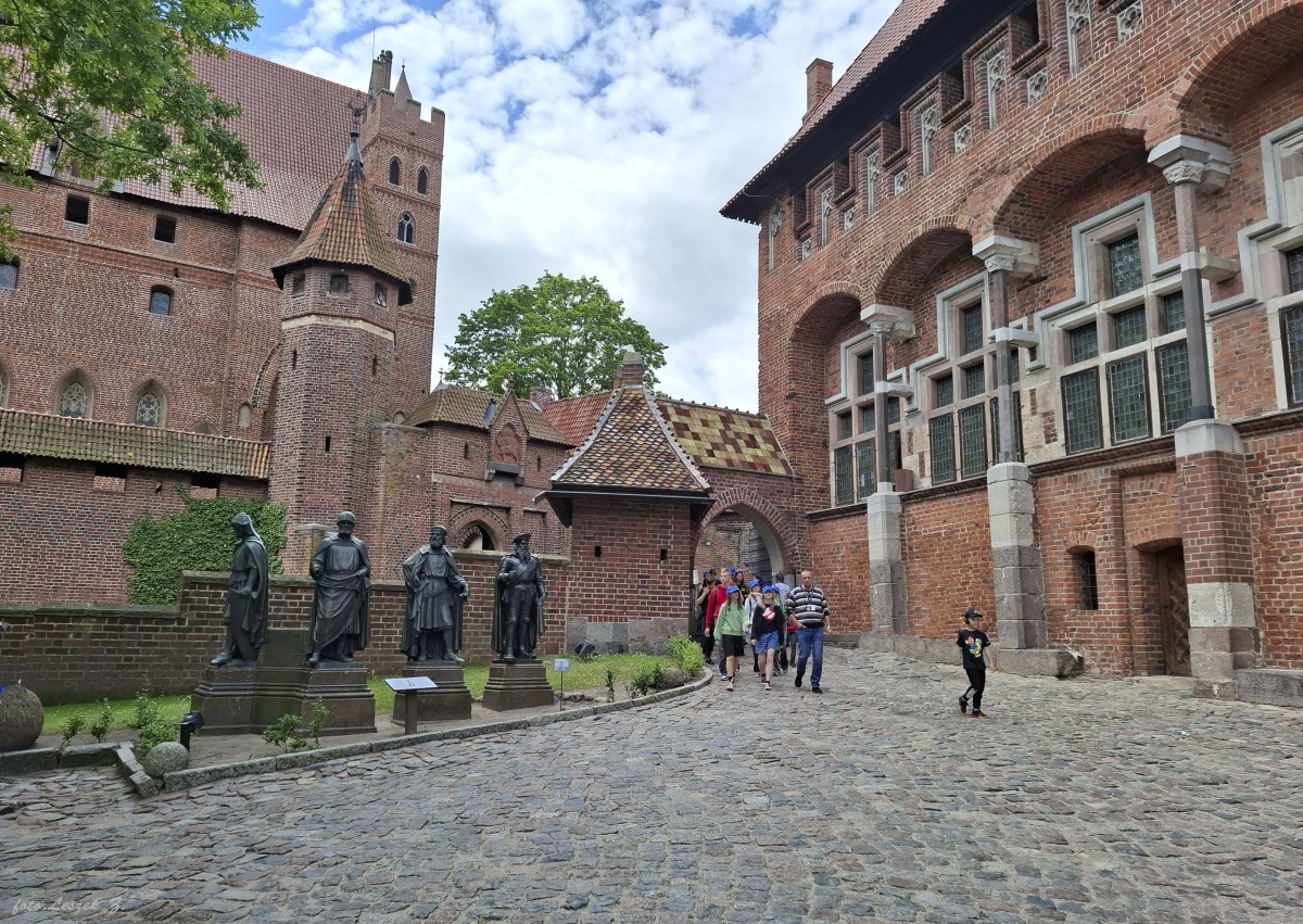 Zdjęcia: Malbork., woj.pomorskie., Na dziedzińcu zamku., POLSKA Zdjęcia: Malbork., woj.pomorskie., Na dziedzińcu zamku., POLSKA