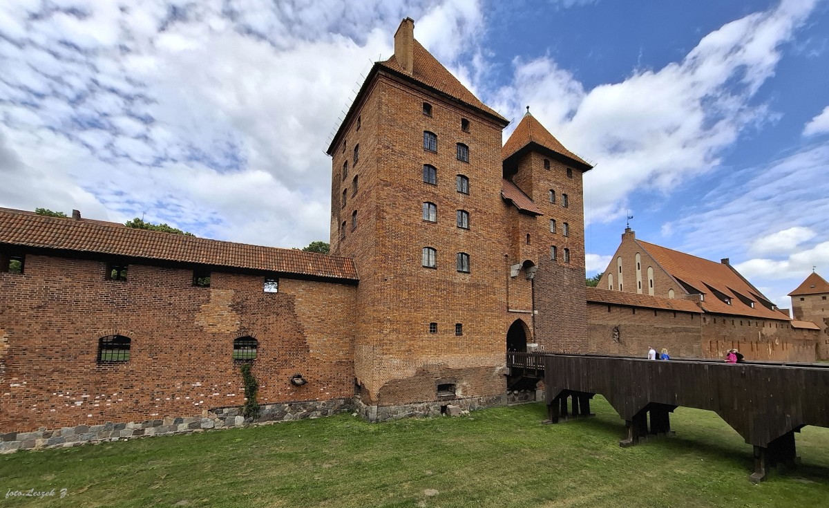 Zdjęcia: Malbork., woj.pomorskie., Wchodzimy na teren zamku., POLSKA Zdjęcia: Malbork., woj.pomorskie., Wchodzimy na teren zamku., POLSKA