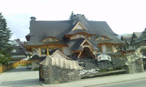 Zdjecie POLSKA / Podhale / Zakopane / Pogibany dom przy ul. Kocieliskiej