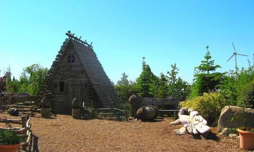 Zdjecie POLSKA / Zachodniopomorskie / Dobrzyca - ogrd dendrologiczny / w Hortulusie  -  bajkowo?