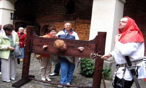 Zdjecie POLSKA / Kujawsko - Pomorskie / Golub - Dobrzy /  katowskie igraszki na dziedzicu zamkowym
