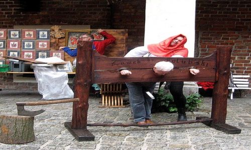 Zdjecie POLSKA / Kujawsko - Pomorskie / Golub - Dobrzy / katowskie igraszki na dziedzicu zamkowym