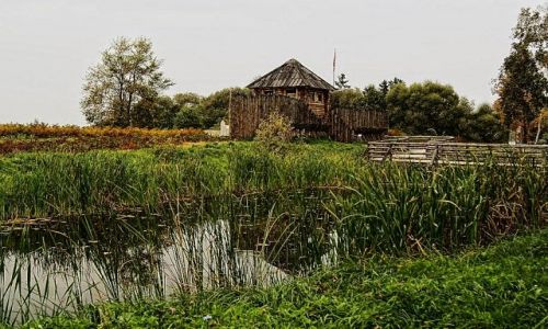 Zdjęcie POLSKA / WIELKOPOLSKA / Kalisz / Zrekonstruowane prehistoryczne grodzisko na Zawodziu.