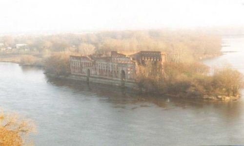 Zdjecie POLSKA / mazowsze / modlin / ruiny spichlerza w okolicach modlina (widok z wiey tatarskiej)