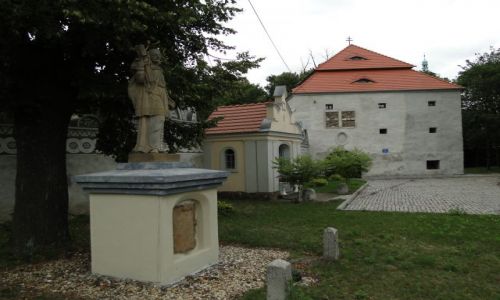 Zdjcie POLSKA / opolskie / Trzebina / Budynek bramny,kaplica i figura J.Nepomucena