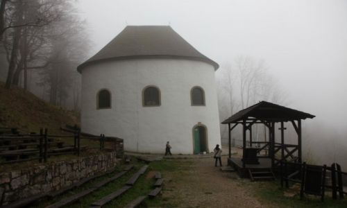 Zdjecie POLSKA / Karkonosze / Karpacz we mgle / Kaplica w. Anny z dobrym rdem