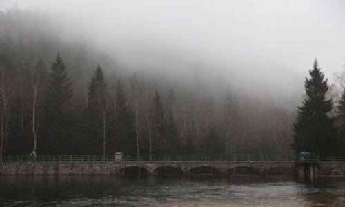 Zdjęcie POLSKA / Karkonosze / Karpacz we mgle / Zapora Wodna na Łomnicy w Karpaczu