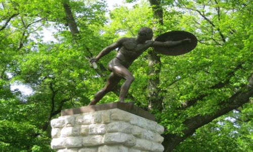 Zdjcie POLSKA / woj. opolskie / Moszna / Wojownik na cokole bramy parku w Mosznej