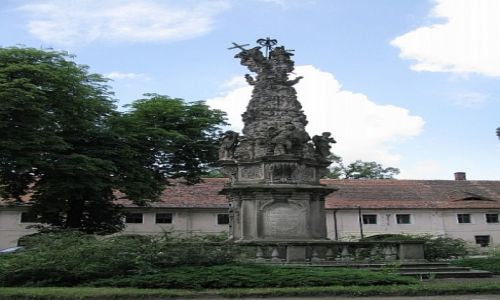 Zdjęcie POLSKA / Dolny Śląsk / Henryków / rzeźba wotywna