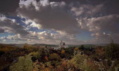 Zdjecie POLSKA / jura krakowsko -czestochowska  / widok na zamek w Mirowie  / jesień n jurze