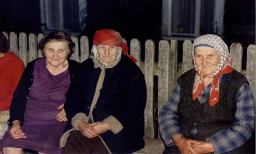 Zdjecie POLSKA / Podlasie / Czerwonka / Babuszki na pogaduszkach