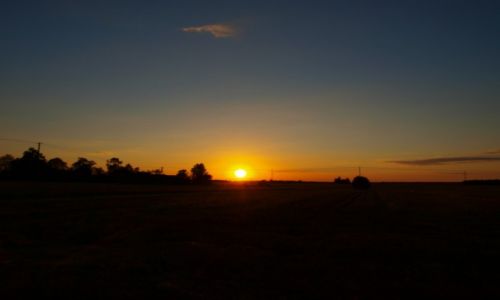 Zdjecie POLSKA / Podlasie / wieś Ossówka / Zmierzch na wsi