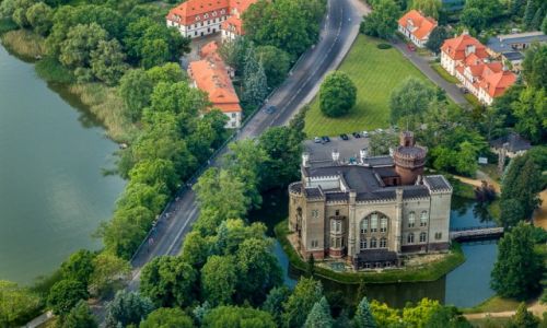 Zdjecie POLSKA / wielkopolskie / Krnik / Zamek w Krniku z lotu ptaka
