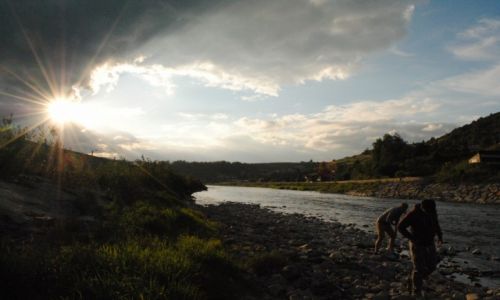 Zdjcie POLSKA /  Dolina rzeki Poprad / Muszyna / Puszczanie kaczek