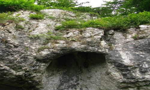 Zdjcie POLSKA / Jura Krakowsko - Czstochowska / okolice Ojcowa / dziedziniec Groty Ciemnej