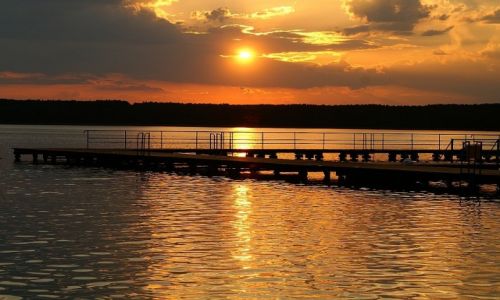Zdjcie POLSKA / okolice Niesulic / jezioro Niesysz / zachd soca nad jeziorem Niesysz