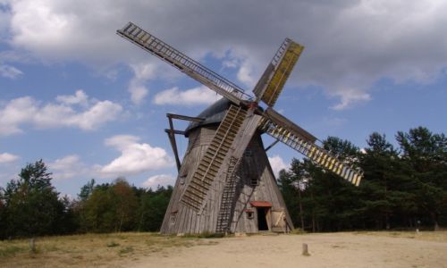 Zdjcie POLSKA / Pomorze / Kaszubski Park Etnograficzny we Wdzydzach / Wiatrak 