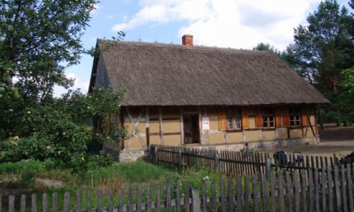 Zdjcie POLSKA / Pomorze / Kaszubski Park Etnograficzny we Wdzydzach Kiszewskich / Chaupa zTrzebunia (z drugiej po. XIX w)
