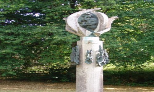 Zdjecie POLSKA / Pomorze / Kaszubski Park Etnograficzny we Wdzydzach Kiszewskich / Pomnik Teodory i Izydora Gulgowskich 
