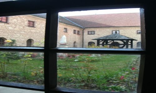 Zdjecie POLSKA / lubelskie / Kazimierz Dolny / Przez okienko