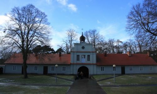 Zdjcie POLSKA / Sowia Gra w Puszczy Bieniszewskiej,powiat koniski / Eremem oo. Kameduw w Bieniszewie / Zabudowania z bram wjazdow