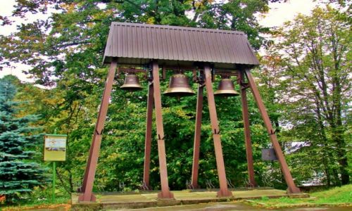 Zdjęcie POLSKA / Podkarpacki / Klimkówka / Dzwony przy kościele.