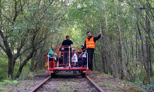 POLSKA / Kaszuby / Bytw / Drezyna w zielonym tunelu