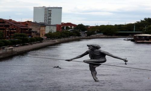 Zdjecie POLSKA / Bydgoszcz / Most nad Brd / Przechodzcy przez rzek, rzeba