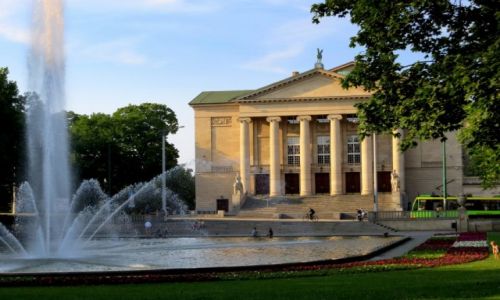 Zdjecie POLSKA / Wielkopolska / Pozna, Teatr Wielki im. Stanisawa Moniuszki / przed teatrem...