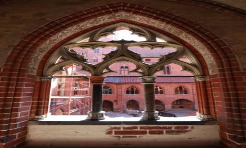 Zdjecie POLSKA / Malbork / Gotycki zamek krzyacki / Okno na dziedziniec Zamku Wysokiego