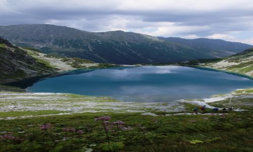 Zdjęcie POLSKA / Tatry / Czarny Staw pod Rysami / Carne chmury nad błękitną wodą Czarnego Stawu